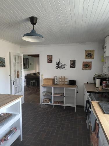 Three Bedroom Breton Cottage in โปลเนเวซ-ดู-ฟายู