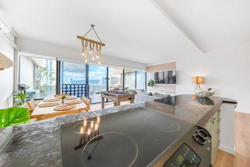 Bright Beach Style Condo Steps to Pool, Hot Tub and Parking