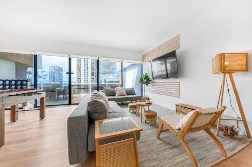 Bright Beach Style Condo Steps to Pool, Hot Tub and Parking near Queen Emma Summer Palace
