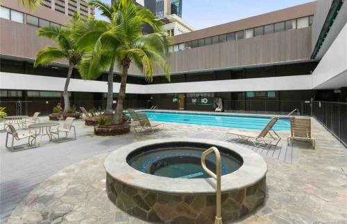 Bright Beach Style Condo Steps to Pool, Hot Tub and Parking near Queen Emma Summer Palace