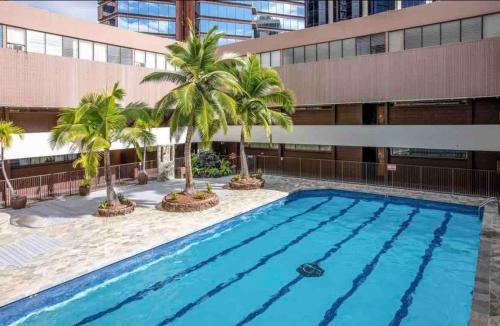 Bright Beach Style Condo Steps to Pool, Hot Tub and Parking near Queen Emma Summer Palace