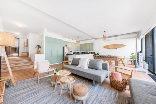 Bright Beach Style Condo Steps to Pool, Hot Tub and Parking near Queen Emma Summer Palace