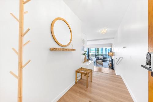 Bright Beach Style Condo Steps to Pool, Hot Tub and Parking near Queen Emma Summer Palace