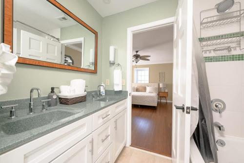 Enjoy Beautiful Ormond Beach 4BR Apt WiFi & Pool Enjoy Beautiful Ormond Beach 4BR Apt WiFi & Pool