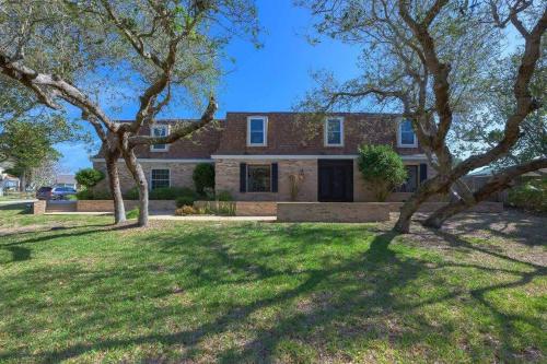 Enjoy Beautiful Ormond Beach 4BR Apt WiFi & Pool Enjoy Beautiful Ormond Beach 4BR Apt WiFi & Pool