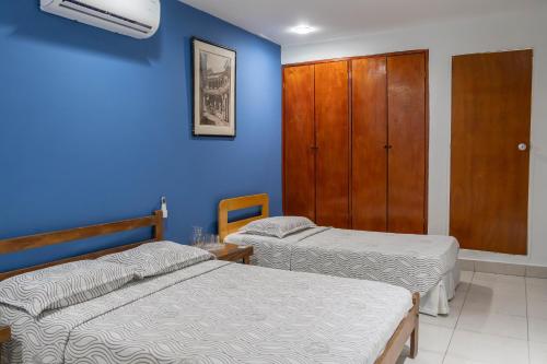1 double bed, 2 twin beds