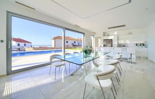 Three-Bedroom Villa with Sea View image 7