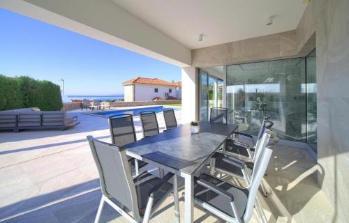 Three-Bedroom Villa with Sea View image 4