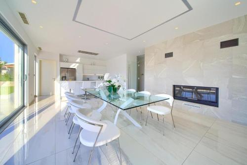 Three-Bedroom Villa with Sea View image 6
