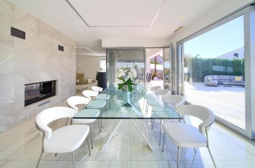 Three-Bedroom Villa with Sea View image 5