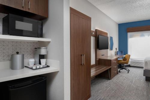 Holiday Inn Express Hotel & Suites Bentonville - image 11