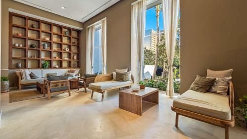 Stunning Beachfront Condo - Sea Views & Pools - image 2