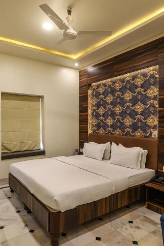 Deluxe Double Room with Balcony room in HOTEL CITY PALACE