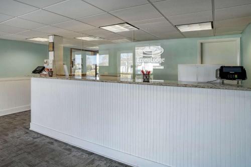 Econo Lodge Inn & Suites - Rehoboth Beach - image 2