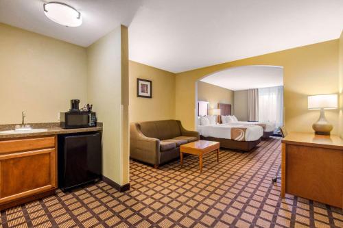Queen Suite with Two Queen Beds - Non-Smoking
