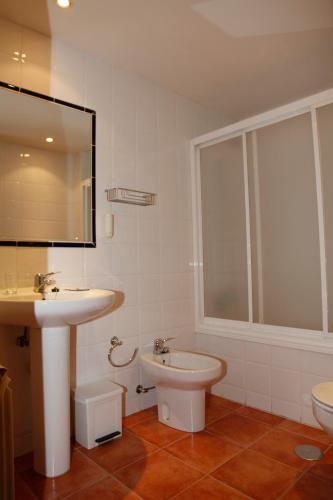 淋浴間, Hostal La Granja in 皮內達德爾西古耶拉