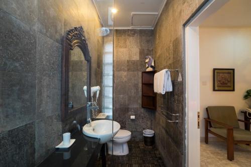 Three-Bedroom Apartment (2 bathrooms) image 2