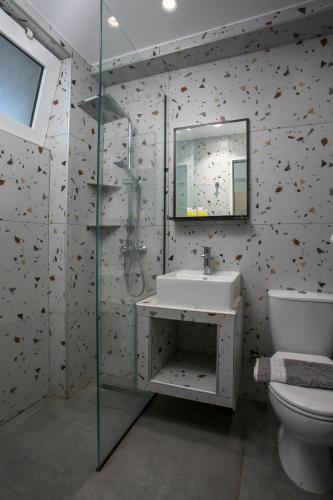 Hillside Studios & Apartments - image 5