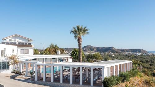 Hillside Studios & Apartments - image 3