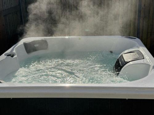 Karstais baseins, 3 Bed house near Tenby with Hot Tub in Carew