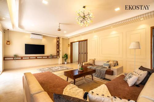 Shared lounge/TV area, EKOSTAY - Azure Villa in Lonavala