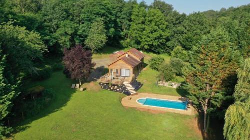 CHALET en pleine NATURE AVEC PISCINE PRIVATIVE gîte à louer Chabrignac