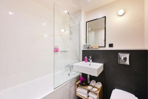 Moxy Paris Bastille - image 14