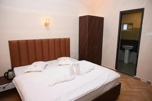 1 queen bed, 1 sofa bed