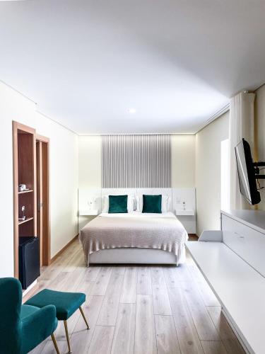 1 king bed, 1 twin bed