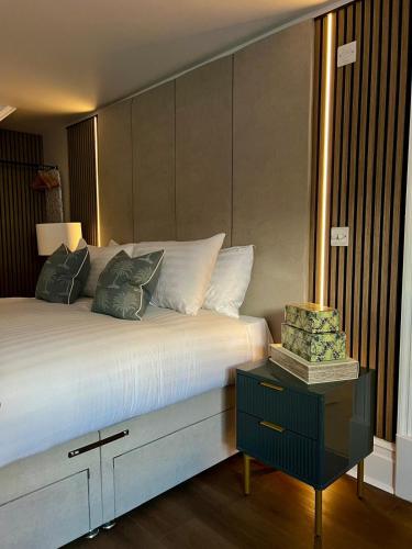Bespoke one bed apartment by Sefton Park Sleeps 4, Liverpool (photo 6)