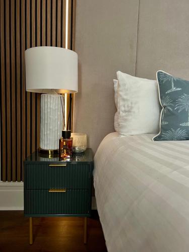 Bespoke one bed apartment by Sefton Park Sleeps 4, Liverpool (photo 9)