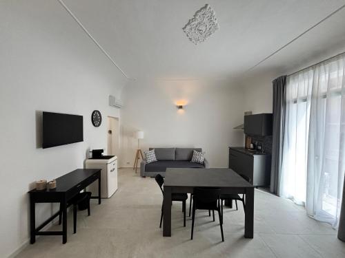 Historic Palazzo - Apartments & Rooms with Private Bathroom, Palermo (foto 6)