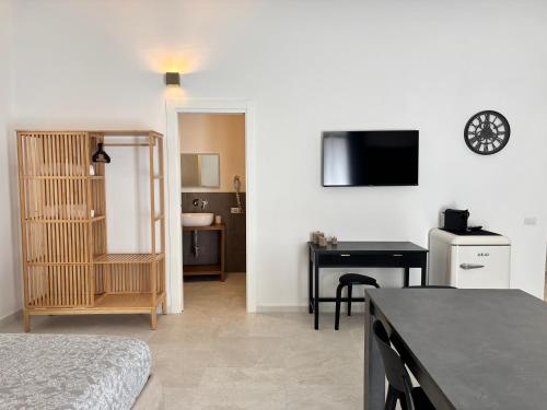 Historic Palazzo - Apartments & Rooms with Private Bathroom, Palermo (foto 8)