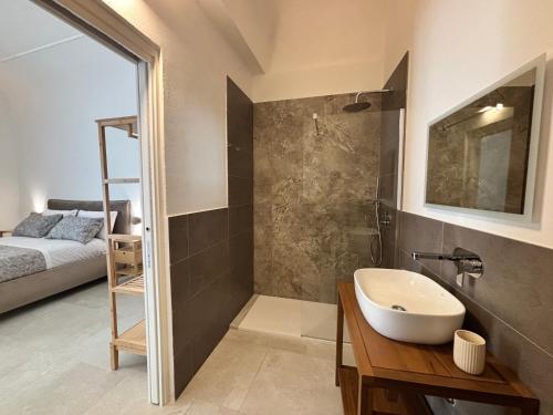 Historic Palazzo - Apartments & Rooms with Private Bathroom, Palermo (foto 3)