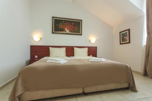 2 twin beds
