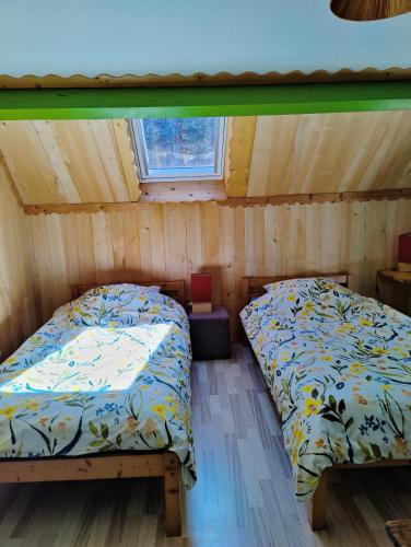 Chambre avec 2 lits, salle de bain privée