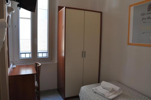 Single Room with Bathroom image 10