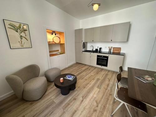 Kitchen, Appartement design, wifi, centre historique, balcon near Tous Les Plaisirs Du Pain