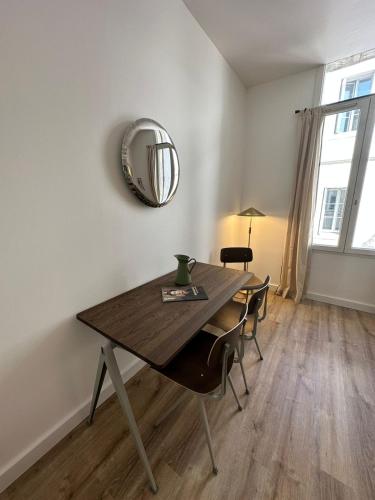 Facilities, Appartement design, wifi, centre historique, balcon near Tous Les Plaisirs Du Pain