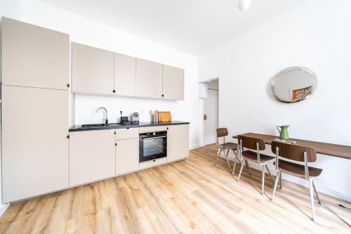 Kitchen, Appartement design, wifi, centre historique, balcon near Tous Les Plaisirs Du Pain