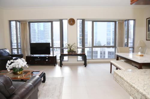 Luxury Two Bedroom Apt Facing Burj Khalifa, Dubaj