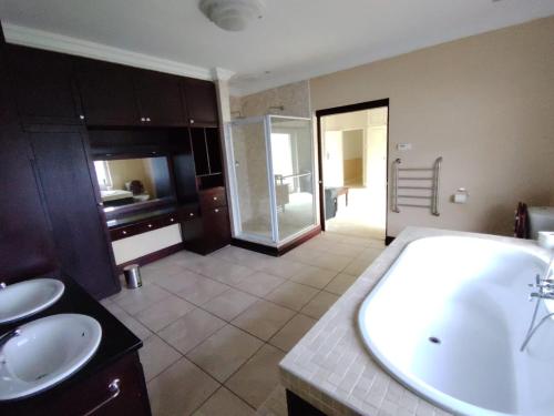 La Maison on 37 Admiralty Way, Summerstrand, Port Elizabeth in פורט אליזבת