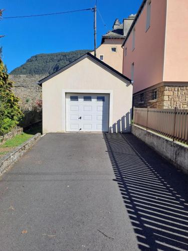 Appartement calme, lumineux, 4 personnes, parking in ม็องด์