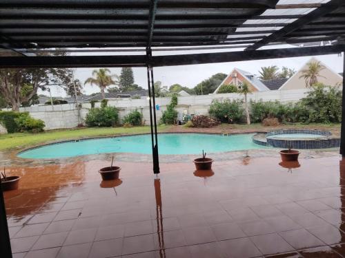 מרפסת, La Maison on 37 Admiralty Way, Summerstrand, Port Elizabeth in פורט אליזבת