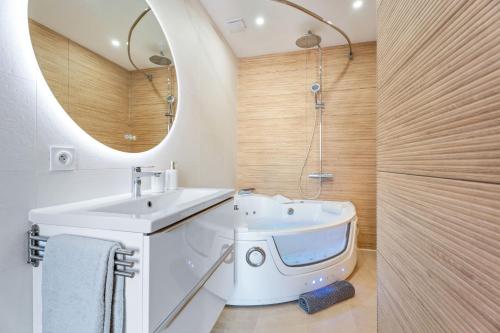 Nice Renting - Love Room Massena - Luxe Room - Jacuzzi - Terrace - King Bed - AC, Nice (fotografie 5)