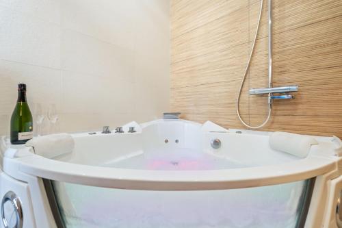 Nice Renting - Love Room Massena - Luxe Room - Jacuzzi - Terrace - King Bed - AC, Nice (fotografie 7)