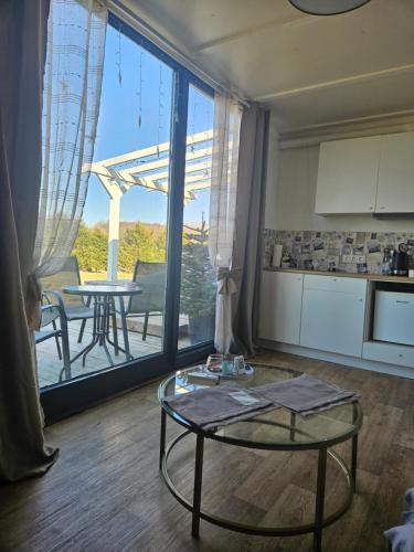 virtuve, Cozy Hut with the included Hot Tub-Prime Rentals in Sendvario