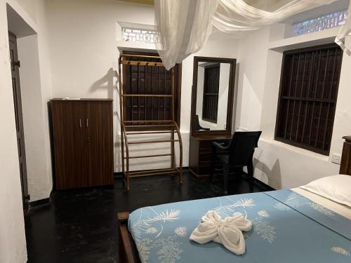 Standard Queen Room image 3