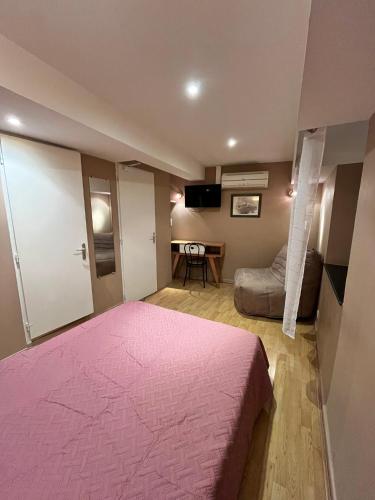 1 double bed, 1 twin bed