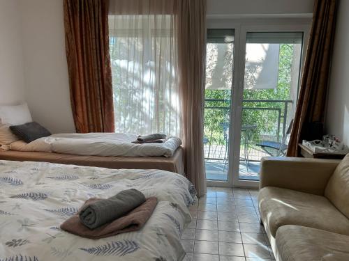 3 twin beds